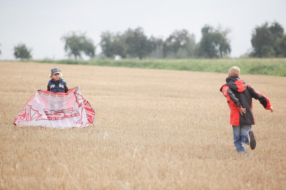 Zafoukalo ze strnišť a přišel ideální čas na pouštění draků.