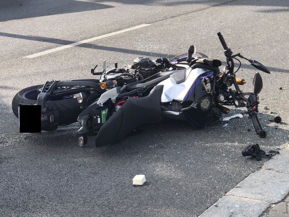 V ulici Ke Stáčírně se srazil motorkář s autem.