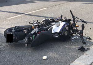 Opilý motorkář na Pelhřimovsku ujížděl policii: Naboural jim do auta, pak do stromu a skončil v nemocnici (ilustrační foto)
