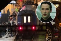 Hollywoodská hvězda Keanu Reeves: Noční šichta na  „Masaryčce“! Exkluzivní fotky z centra Prahy