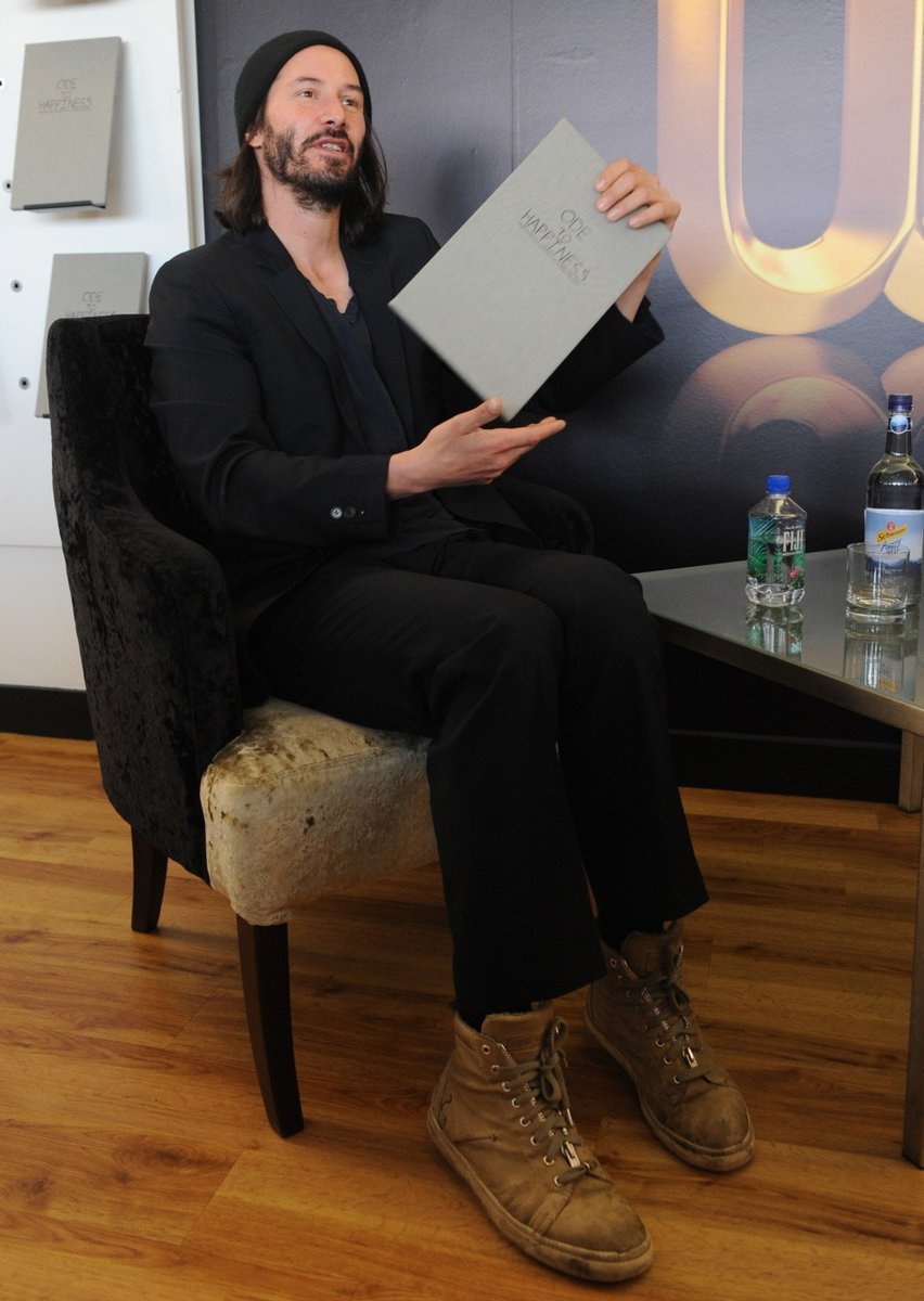 Keanu Reeves se pochlubil svou knihou na tiskové konferenci.