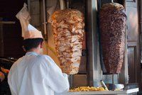 V Lounech řádil kebabový fantom: Z prodejny ukradl 75 kilo masa a nezapomněl ani na omáčku