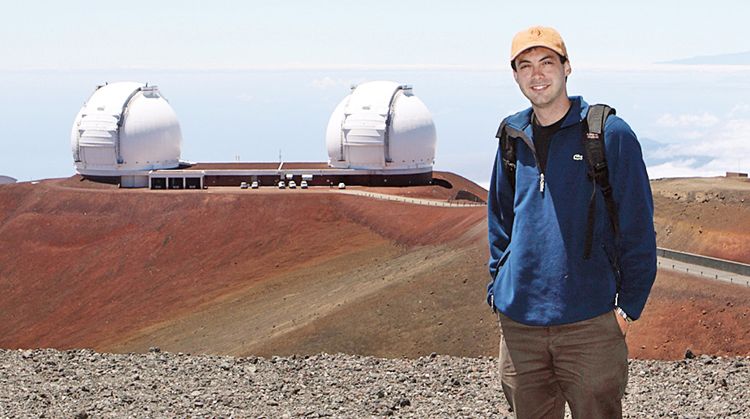 na objevu se podílely Keckovy dalekohledy na Havaji. Před  nimi stojí ve doucí vědeckého týmu Iair  arca vi