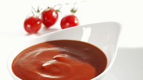 Testy prokázaly, že oblíbená pochutina se často nevyrábí z rajčat a když, tak jsou i plesnivé!