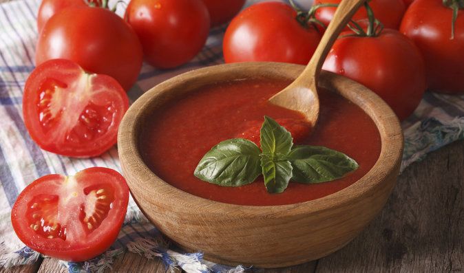 Do rajčatové omáčky můžete přidat i bylinky
