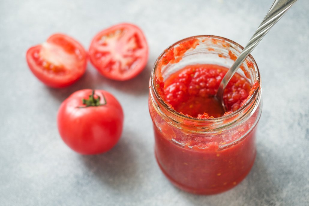 Povedla se vám tento rok pořádná rajčatová úroda? Není nic jednoduššího než rajčata zpracovat do domácího kečupu.