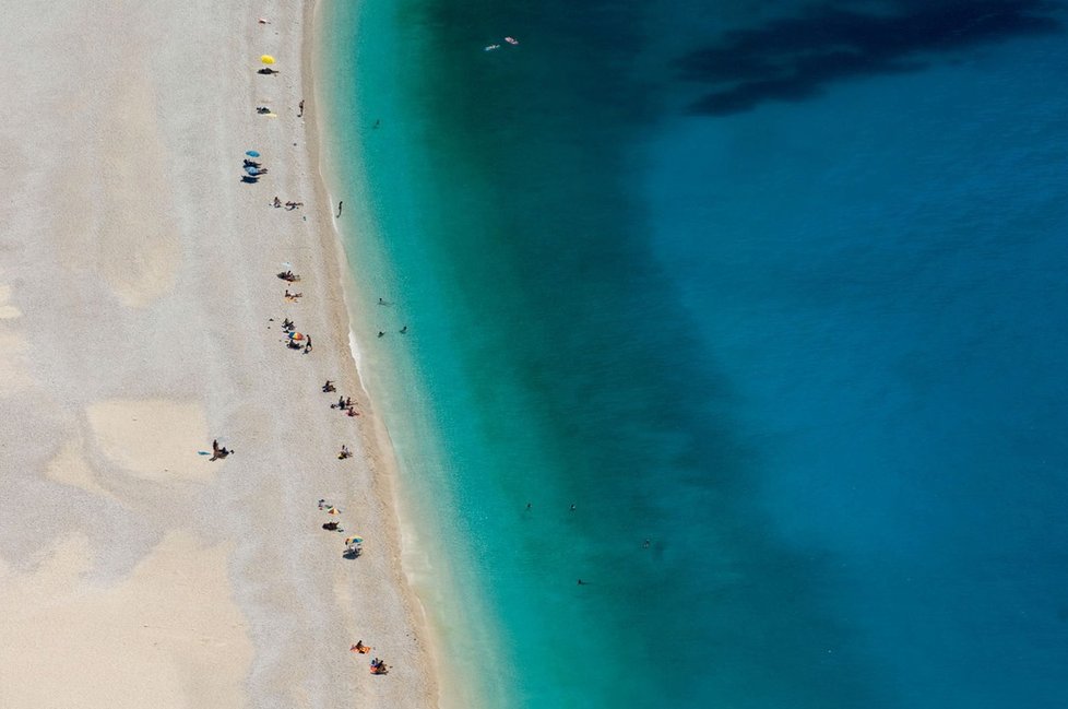 Pláže řeckých ostrovů jsou oblíbeným cílem turistů (ilustrační foto).