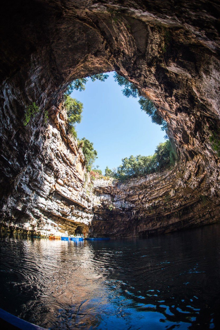 Melissani, jezero v jeskyni.