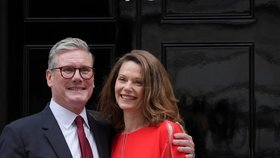 Nového britského premiéra Keira Starmera do Downing Street 10 doprovodila manželka Victoria (5. 7. 2024).