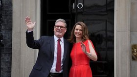 Nového britského premiéra Keira Starmera do Downing Street 10 doprovodila manželka Victoria (5. 7. 2024).