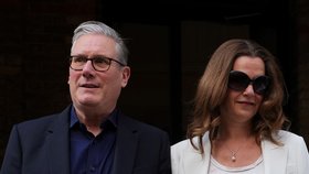 Britský premiér Keir Starmer s manželkou Victorií