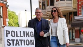 Britský premiér Keir Starmer s manželkou Victorií