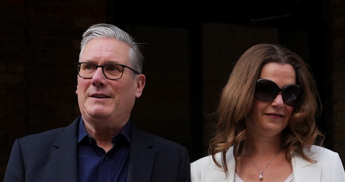 Britský premiér Keir Starmer s manželkou Victorií