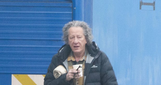 Geoffrey Rush si zahraje Alberta Einsteina. V maskérně už mu přidělali paruku.