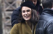 Keira Knightley natáčí v Praze: Křoví jí dělá Kvasničková z My všichni školou povinní!