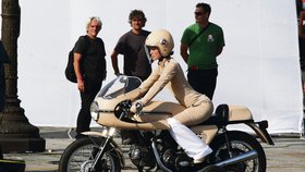 Ačkoliv Keira Knightley na motorce jezdit neumí, v reklamě jí to se silnou ducati seklo