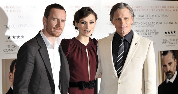 Keira z kolegy - po její levačce stojí Viggo Mortensen, po pravačce Michael Fassbender