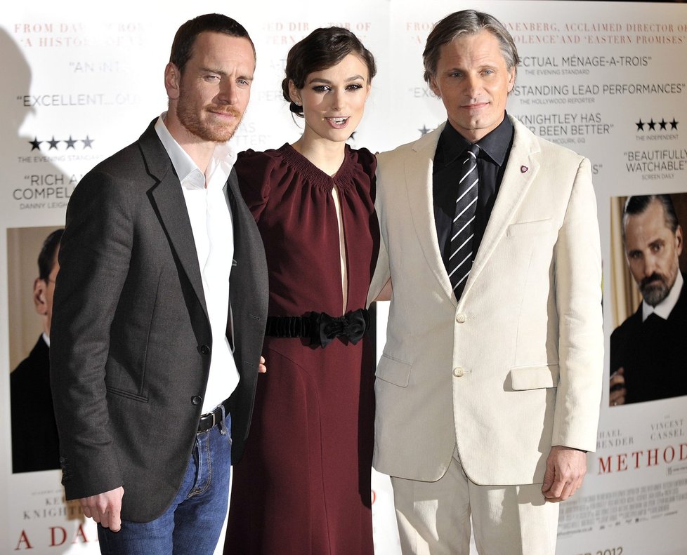 Keira z kolegy - po její levačce stojí Viggo Mortensen, po pravačce Michael Fassbender