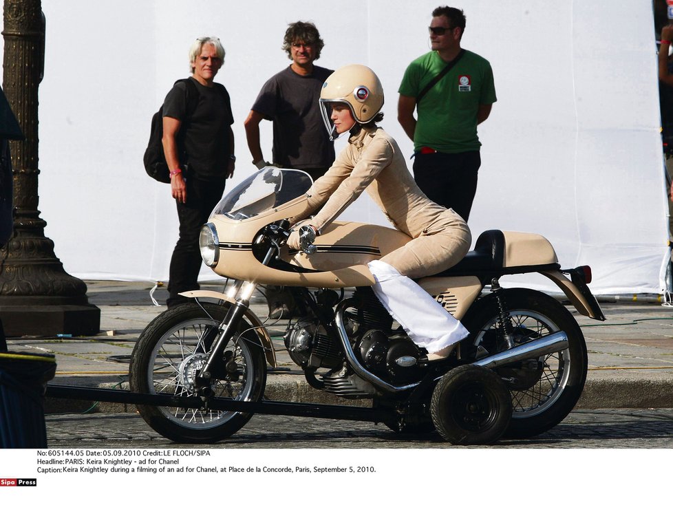 Ačkoliv Keira Knightley na motorce jezdit neumí, v reklamě jí to se silnou ducati seklo