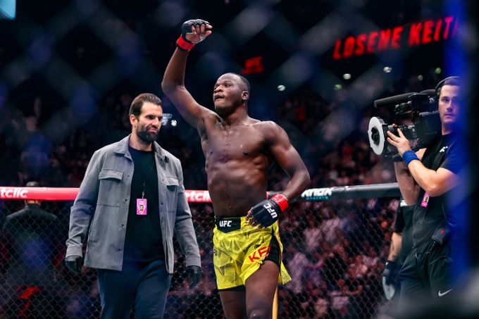 Ex-šampion Oktagonu Keita uchvátil UFC. V Paříži se mu povedlo brutální KO a oslava roku Ex-šampion Oktagonu Keita uchvátil UFC. V Paříži se mu povedlo brutální KO a oslava roku