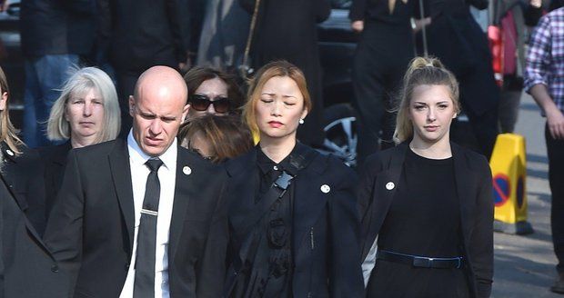 Na pohřeb dorazila i Keithova manžela Mayumi Kai.