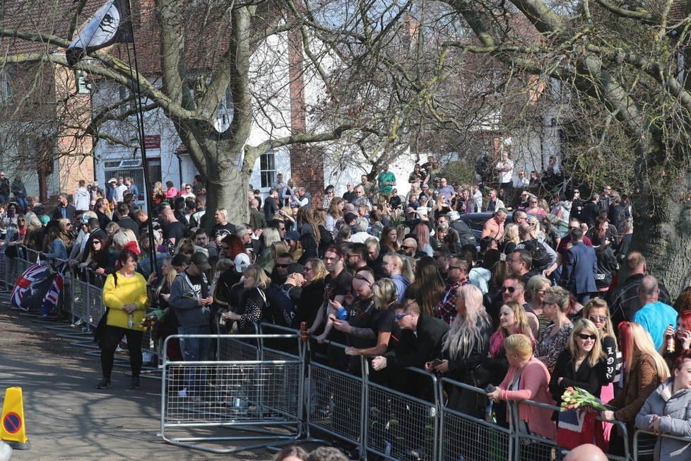 Tisíce fanoušků přišly na pohřeb Keitha Flinta z The Prodigy.