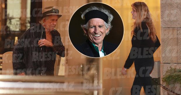 Keith Richards ladí formu před koncertem: Do Prahy přivezl manželku Patti i se psem