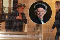 Keith Richards ladí formu před koncertem: Do Prahy přivezl manželku Patti i se psem