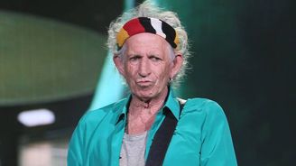 Neměl problém s drogami, ale s policií. Osmdesátník Keith Richards. Kytarista, kterého stihl zázrak