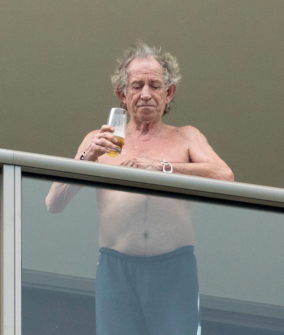 Polonahý Keith Richards v teplákách na balkoně Micka Jaggera.