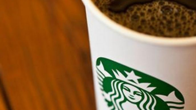 Kelímek kávy Starbucks s novým logem