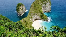 pláž Kelingking v Indonésii