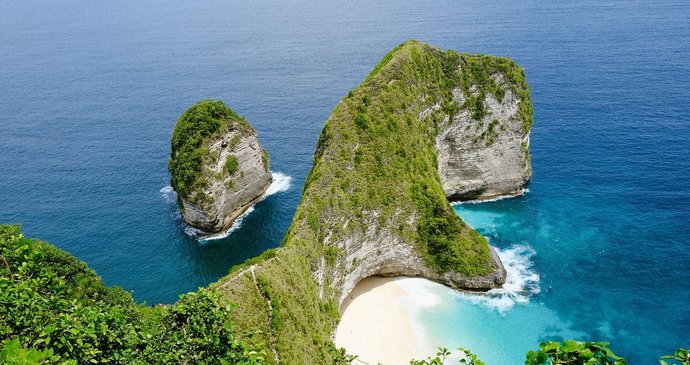 pláž Kelingking v Indonésii