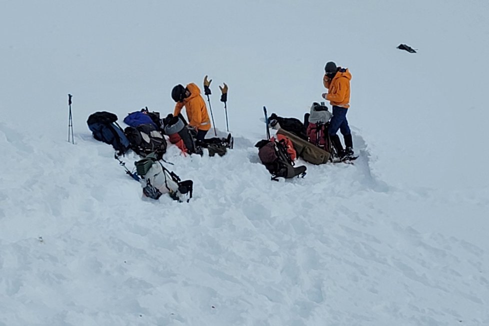 Fotografie z místa havárie vrtulníku na Aljašce, kde zemřel Petr Kellner i Greg Harms.