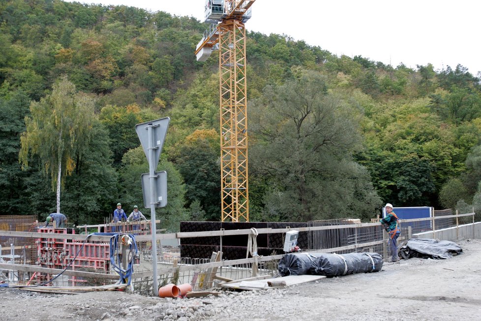 Dělníci na stavbě využívají i několik jeřábů