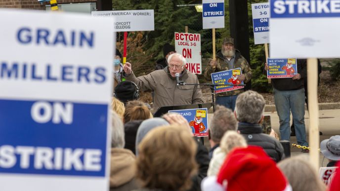 Senátor Bernie Sanders se přidal k prosincové stávce pracovníků potravinářské značky Kellog. Firma později oznámila, že nahradí 1400 stávkujících novými zaměstnanci.