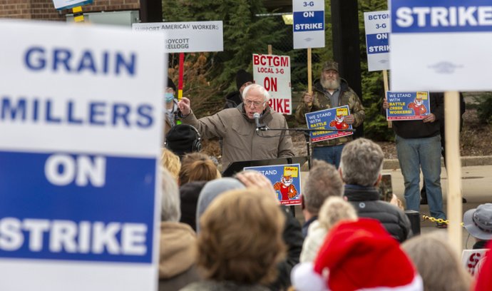 Senátor Bernie Sanders se přidal k prosincové stávce pracovníků potravinářské značky Kellog. Firma později oznámila, že nahradí 1400 stávkujících novými zaměstnanci.