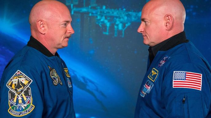 Astronauté-dvojčata Mark Kelly a Scott Kelly.
