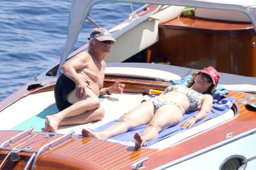 Švédský král Carl Gustaf s chotí Silvií  na člunu v St. Tropez