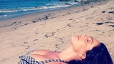 Prsatá modelka Kelly Brook potěšila fanoušky sexy fotkou od moře