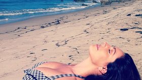 Prsatá modelka Kelly Brook potěšila fanoušky sexy fotkou od moře