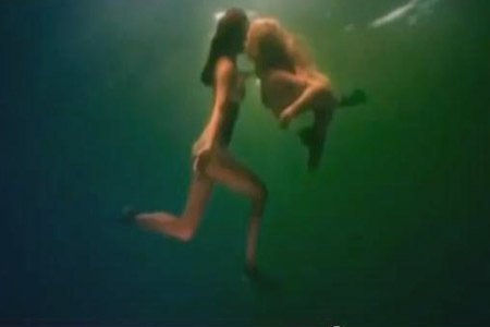 Kelly Brook při lesbických hrátkách ve vodě