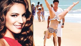 Modelka Kelly Brook roztáhla nohy do praku na pláži