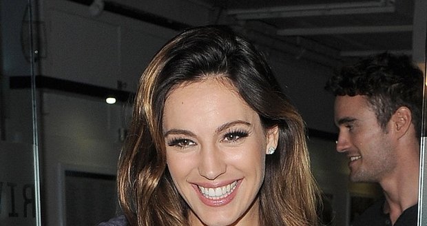 Kelly Brook moc dobře ví, co jí sedne.