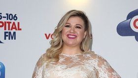 Zpěvačka Kelly Clarkson ukázala špeky v krajkových šatech! Proč pořád tloustne?