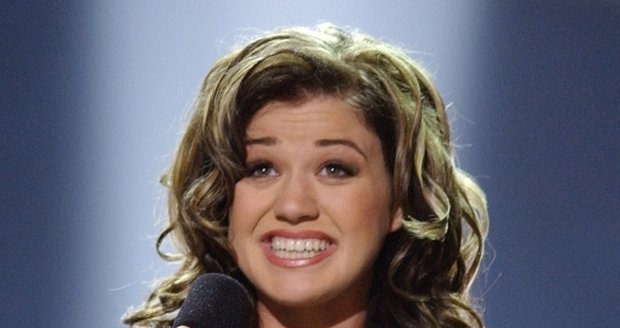 Takhle se Kelly Clarkson tvářila, když v roce 2002 vyhrála soutěž American Idol, což je obdoba české SuperStar
