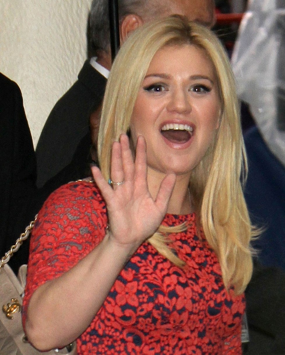 Kelly Clarkson má alergii na pyly, psí srst a arašídy.