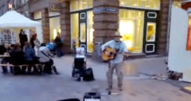 Jimmy Kelly hraje na ulici za pár drobných