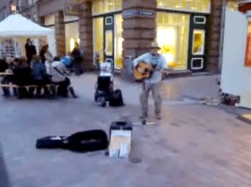Jimmy Kelly hraje na ulici za pár drobných