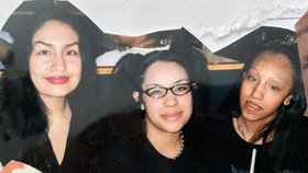 Kelly Lee (uprostřed) v době, kdy jí bylo teprve 16 let.